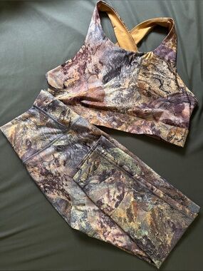 Fabletics Marble-Print Active Leggings & Sports Bra Set